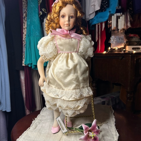Heritage Signature Porcelain Doll Collection Lily New in Box - Picture 6 of 12